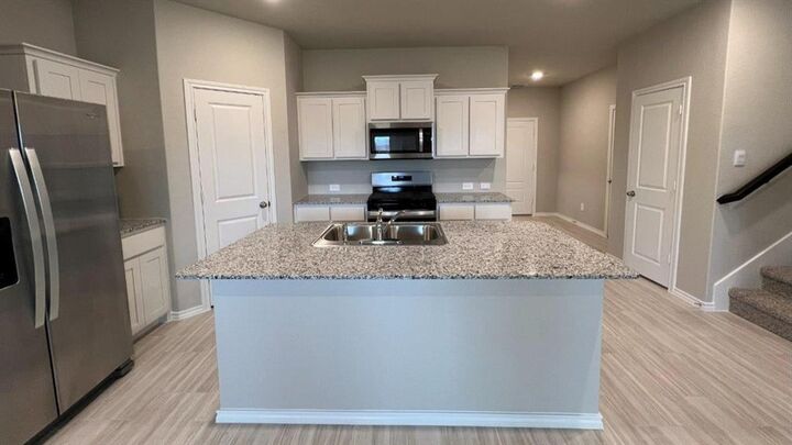 Property Photo: 905 Ingalls Park Lane TX 76131