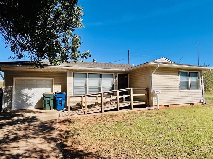 Property Photo: 4 Cottonwood Drive OK 73018