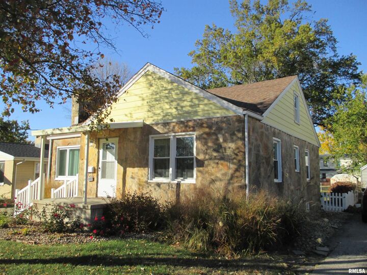 Property Photo: 2211 W Clarke Avenue IL 61604