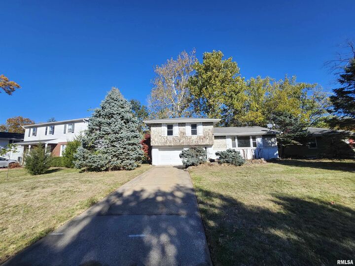 Property Photo:  2715 W Huntington Drive  IL 61614 