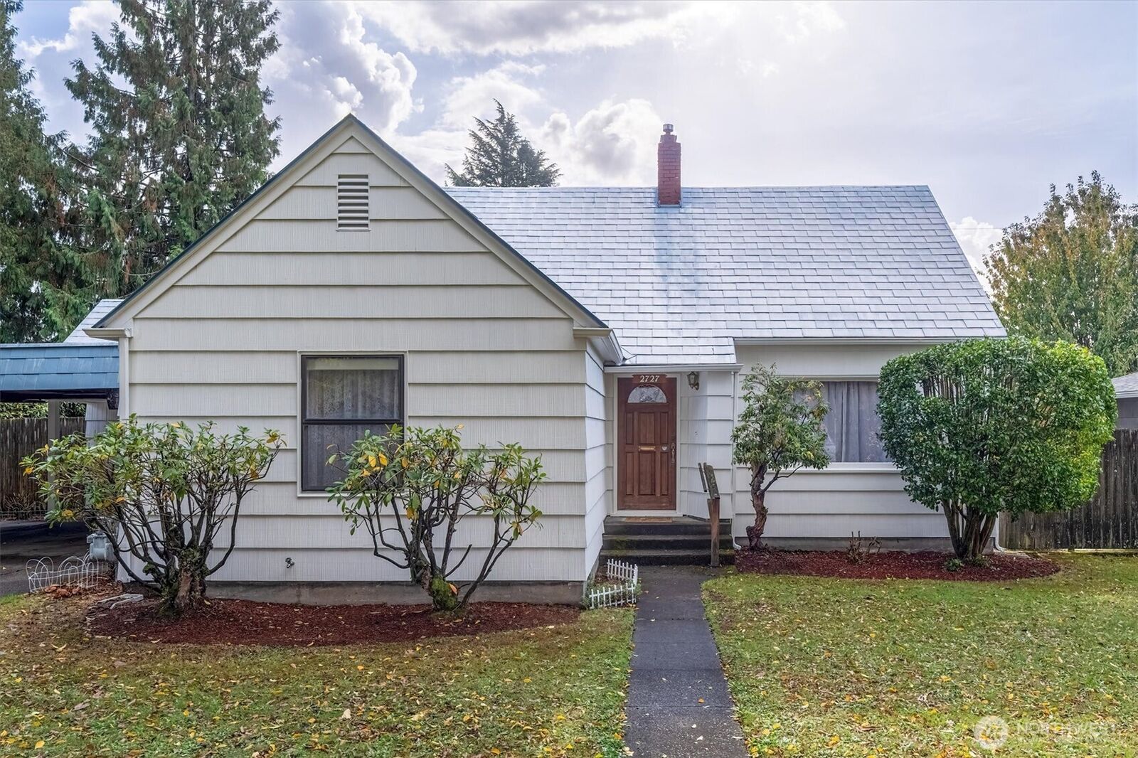 Property Photo:  2727  Hemlock Street  WA 98632 
