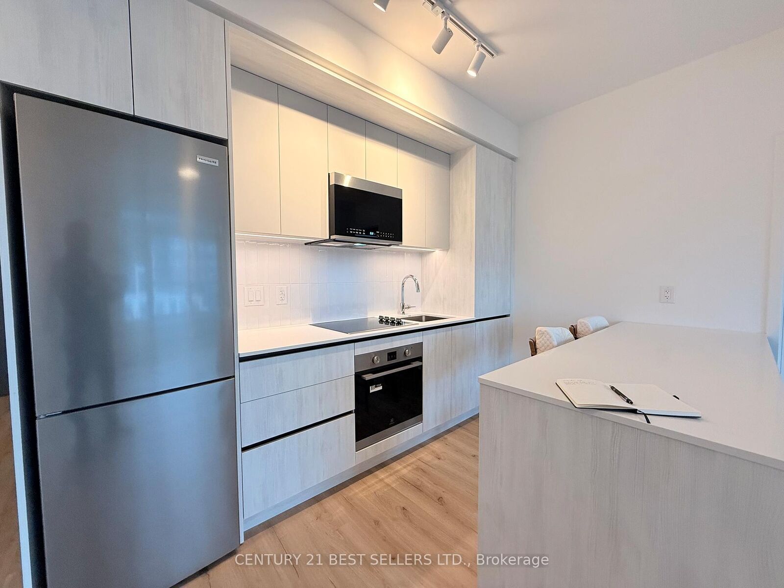 Property Photo:  2485 Eglinton Avenue 816  ON L5M 2T1 