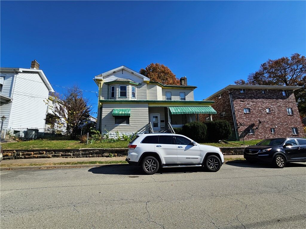 Property Photo: 629 R Walnut St PA 15642