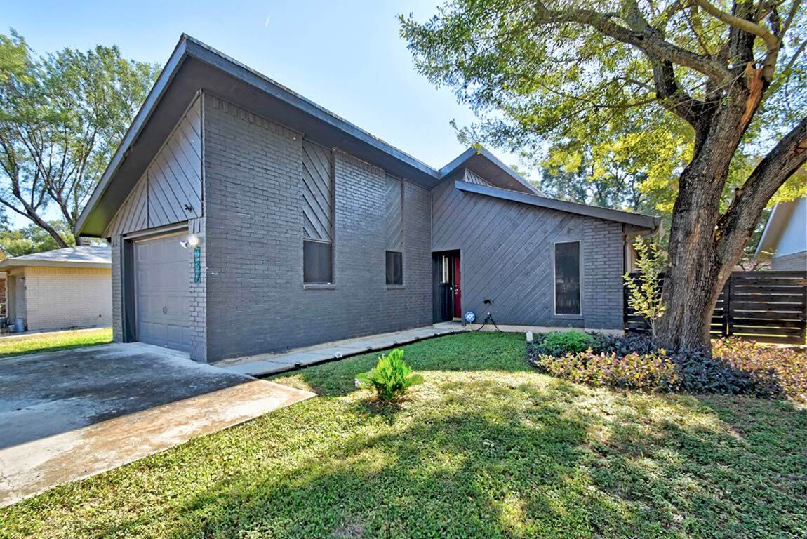 Property Photo:  937 Sundance Street  TX 78130 