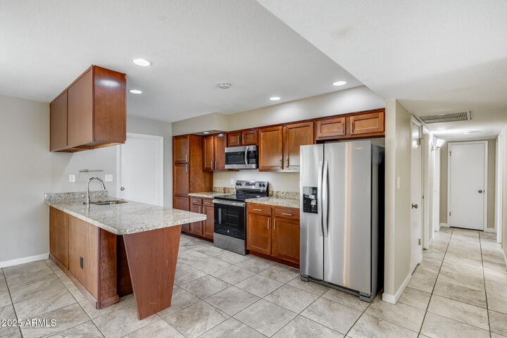 Property Photo:  4420 W Mercer Lane  AZ 85304 