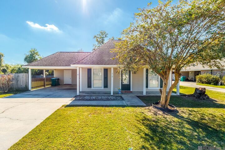 Property Photo:  910 Kathryn St  LA 70726 