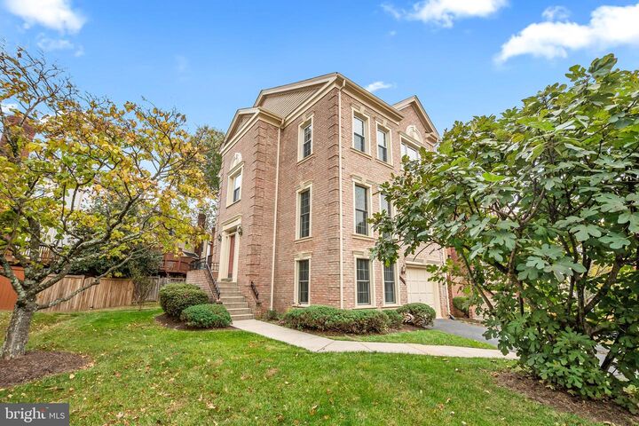 Property Photo: 8019 Tanworth Court VA 22152