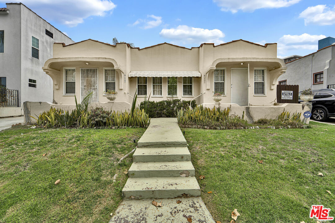 Property Photo:  917 S Sycamore Ave  CA 90036 