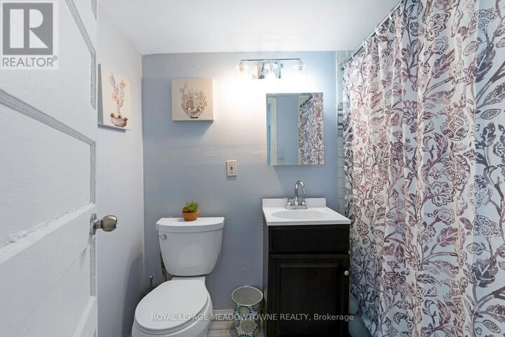 Property Photo:  1259 Davenport Road Room  ON M6H 2H2 