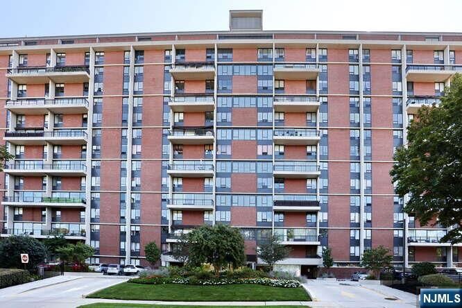 Property Photo:  4 Horizon Road #802  NJ 07024 