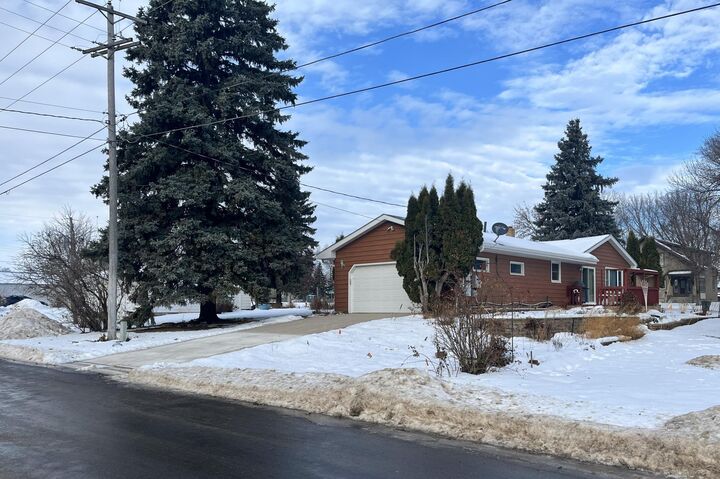 Property Photo:  205 Pleasant Avenue W  MN 56209 