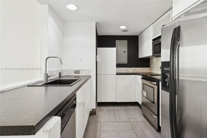 Property Photo: 36 NW 6th Ave Ts-4 FL 33128