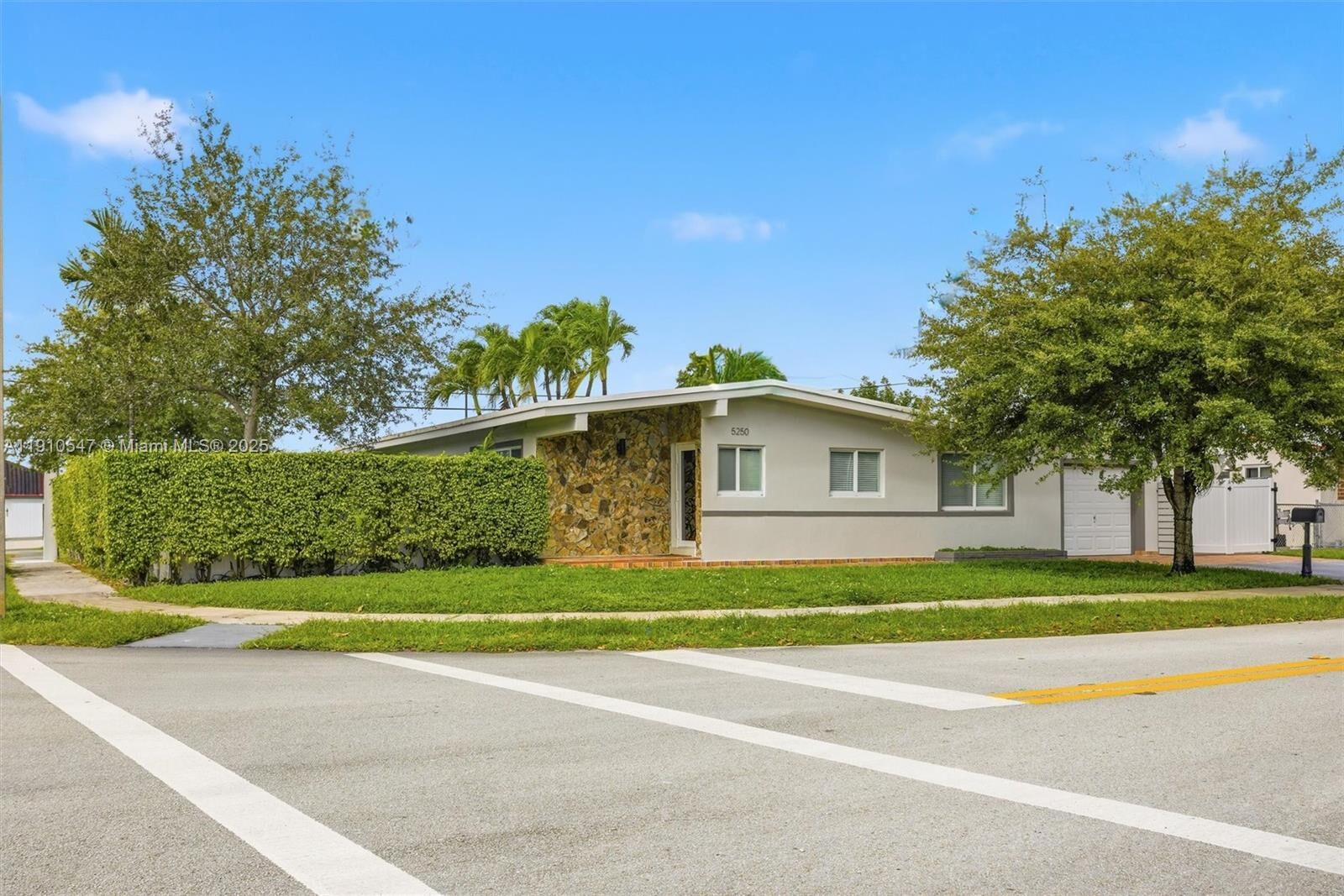 Property Photo: 5250 SW 96th Ave FL 33165