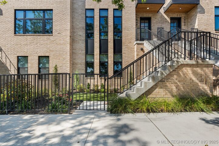 Property Photo:  1049 E 8th Street S  OK 74120 