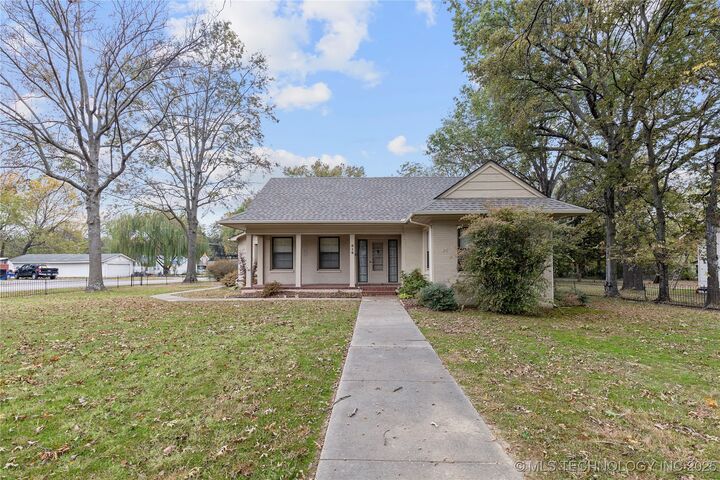 Property Photo: 816 S McQuarrie Avenue OK 74467