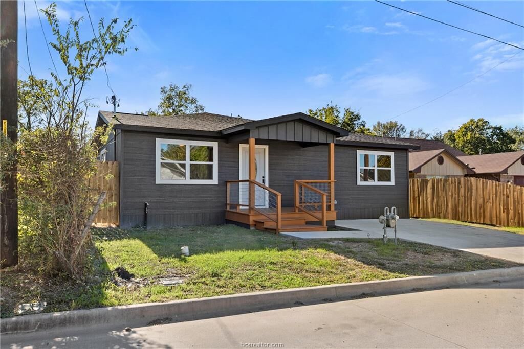 Property Photo: 1121 Lowery Street TX 77803