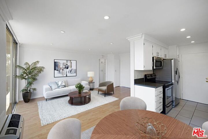 Property Photo:  525 N Sycamore Ave  CA 90036 