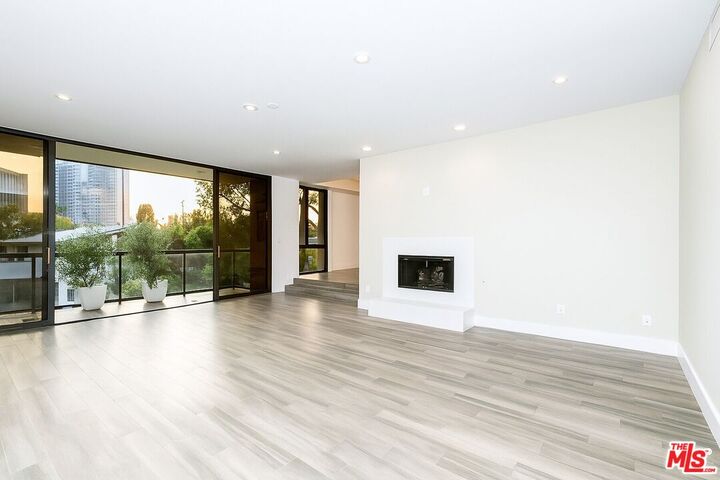 Property Photo:  268 S Lasky Dr  CA 90212 