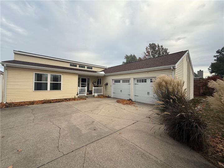 105 Surrey Lane  Arthur IL 61911 photo