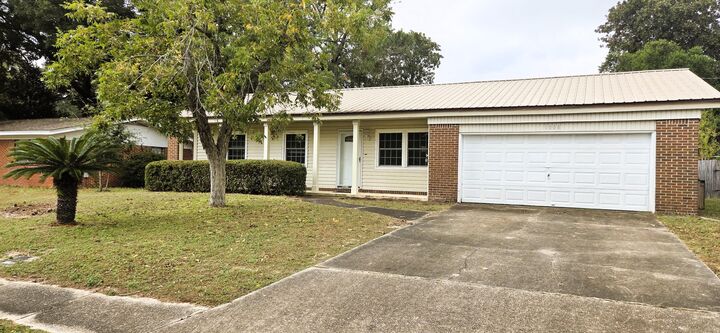 Property Photo:  1008 S Palm Boulevard  FL 32578 
