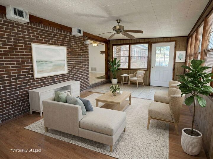 Property Photo:  1008 S Palm Boulevard  FL 32578 