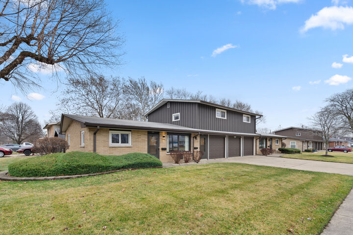 Property Photo: 537-541 N Edgelawn Drive 537 IL 60506