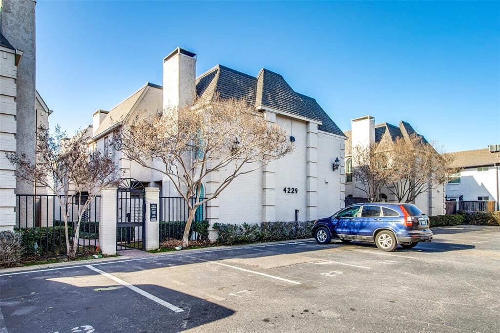 Property Photo: 4229 Cole Avenue 112 TX 75205
