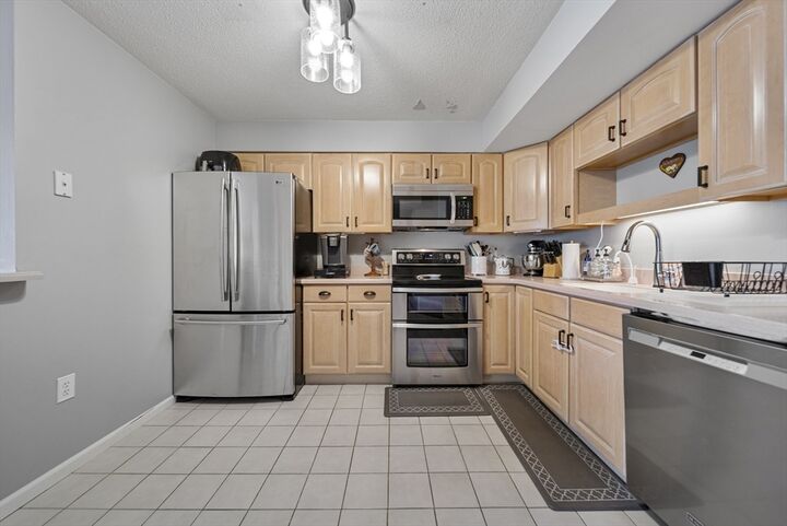 Property Photo:  27 Weatherly Dr 27  MA 01970 