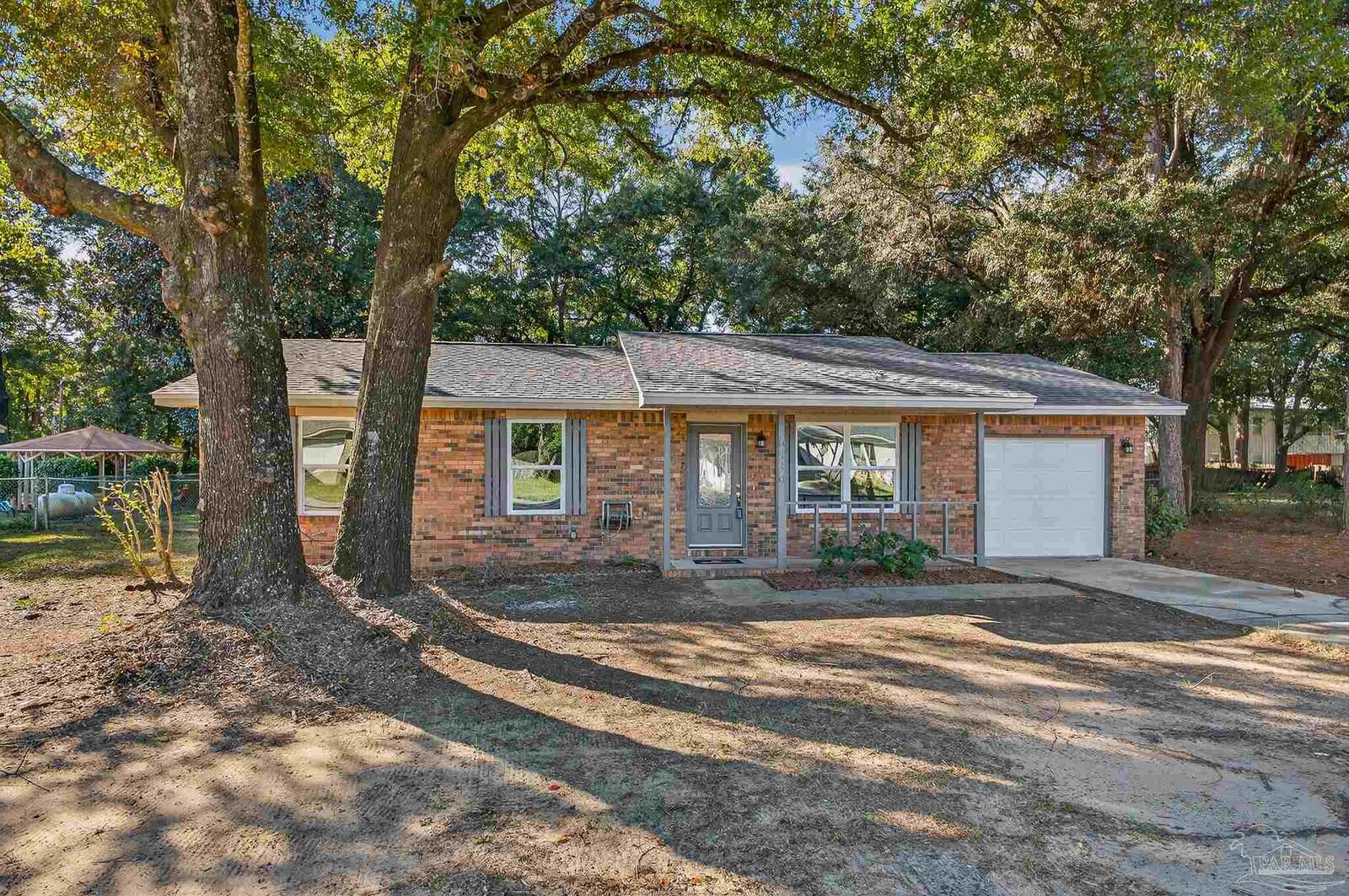 Property Photo: 6439 Kennington Cir FL 32570