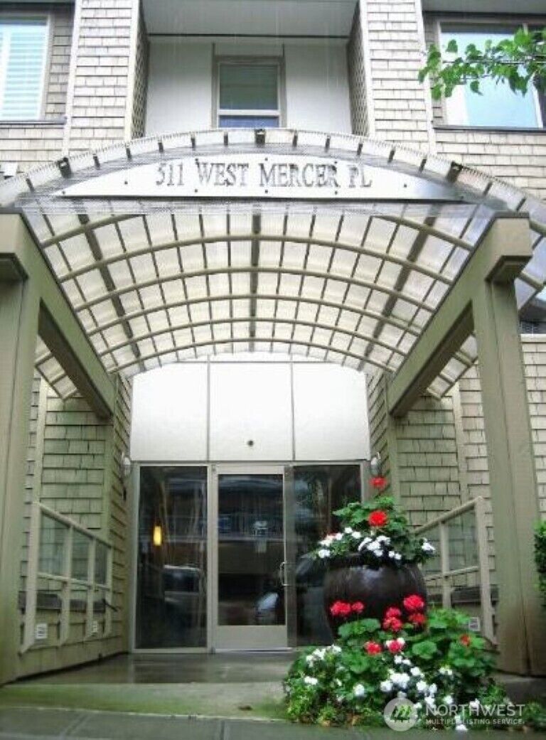 Property Photo: 511 W Mercer Place 303 WA 98119