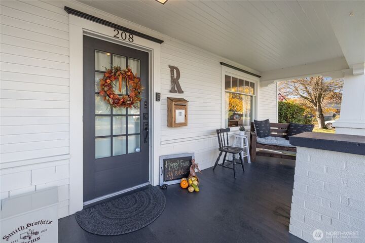 Property Photo:  208  5th Ave NW  WA 98371 