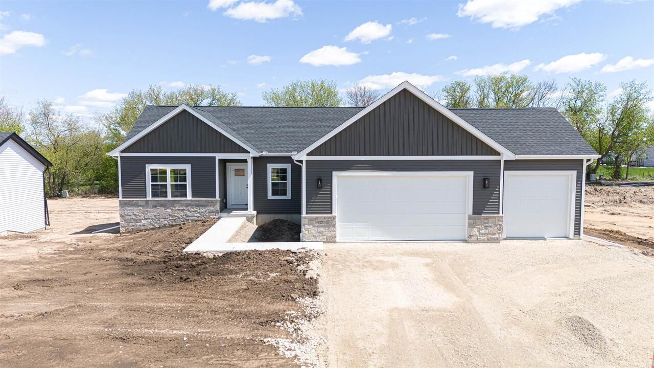 Property Photo:  412 Ridge Court  WI 53576 
