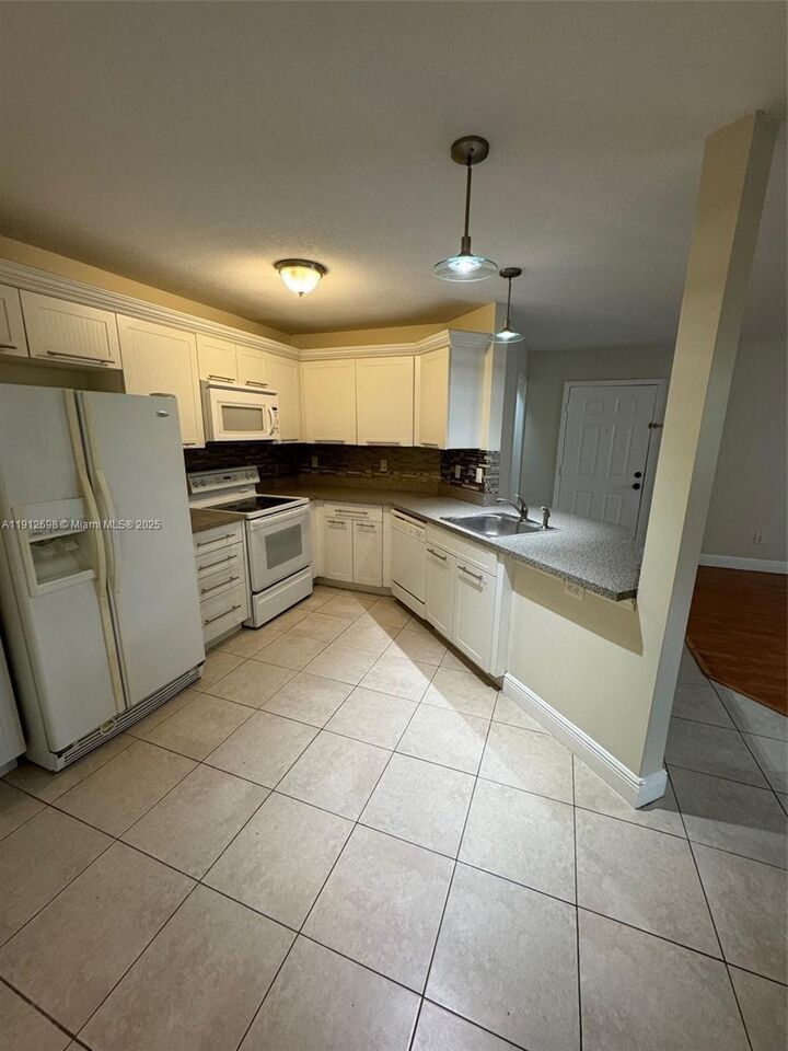 Property Photo:  4025 W McNab Rd E109  FL 33069 