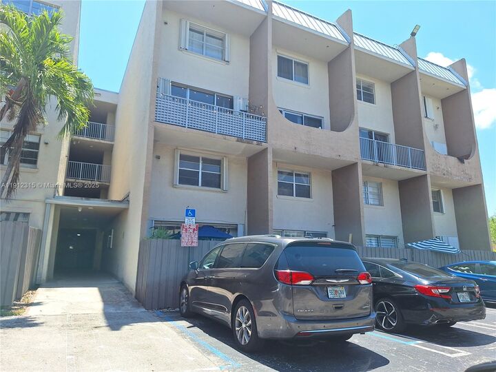 Property Photo: 10900 SW 104th St 121 FL 33176