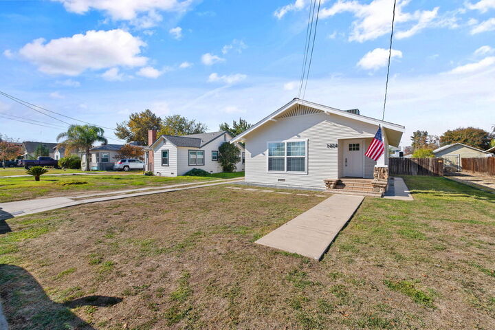 Property Photo: 1404 Kaweah Street CA 93230