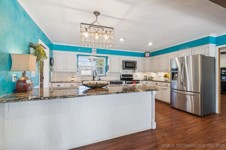 Property Photo:  1107 E 8th Street  OK 74023 