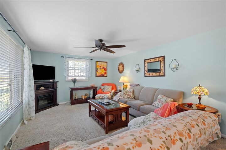 Property Photo:  1324 Park Dr  PA 15108 