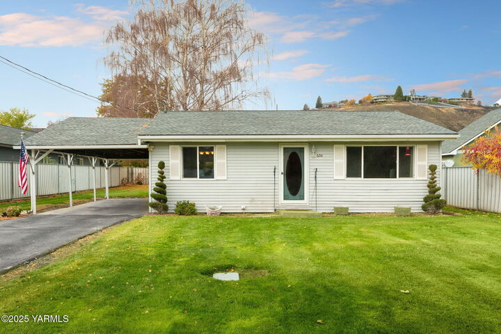 Property Photo: 604 S 3rd St WA 98942