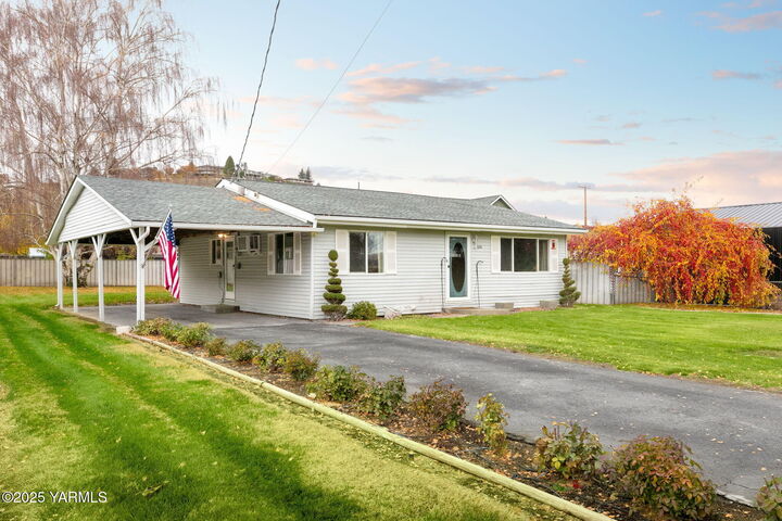 Property Photo: 604 S 3rd St WA 98942
