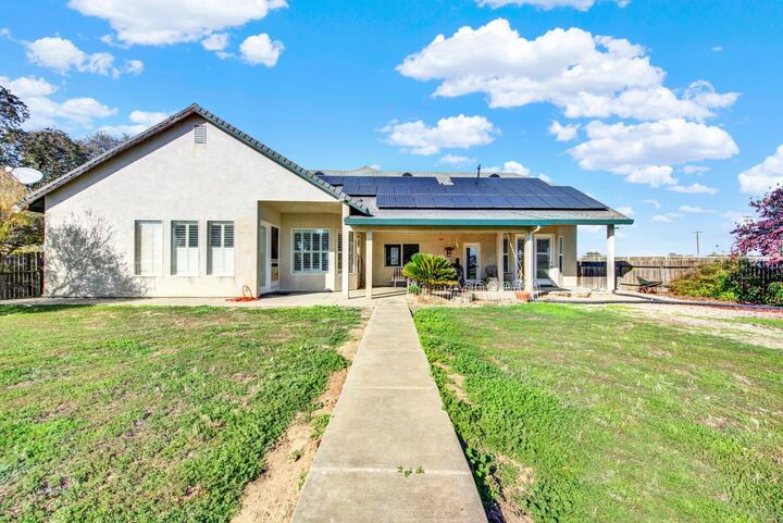 Property Photo: 5401 Ferseyna Way CA 95252