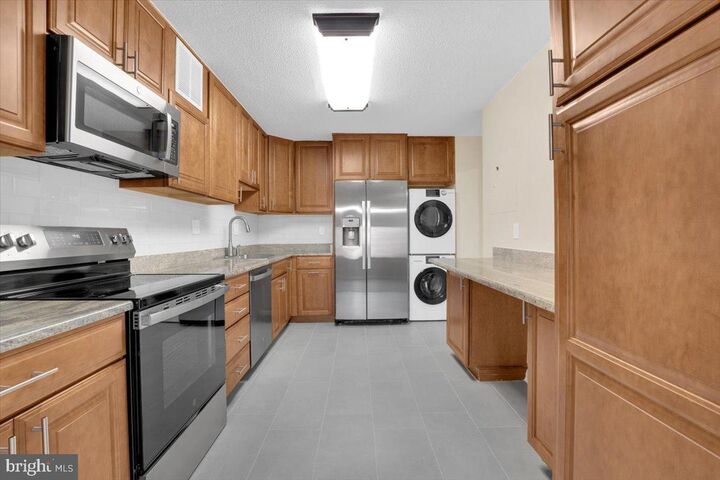 Property Photo: 309 Yoakum Parkway 815 VA 22304