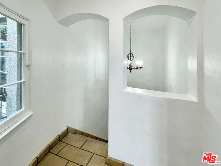 Property Photo: 124 N Mansfield Ave CA 90036