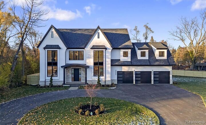 Property Photo:  2840 Bolingbroke Drive  MI 48084 1010 