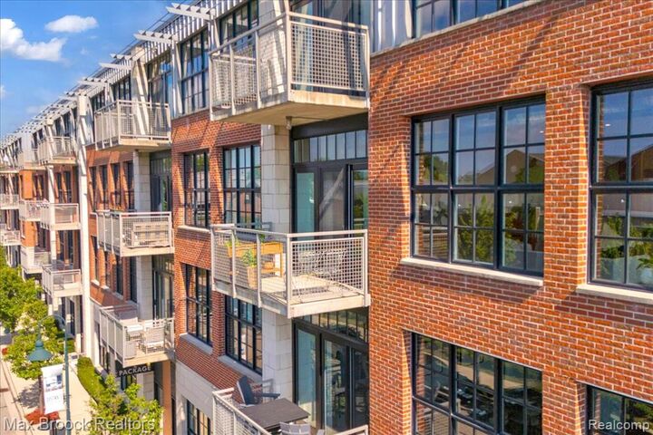 Property Photo:  2051 Villa Road 302  MI 48009 6571 