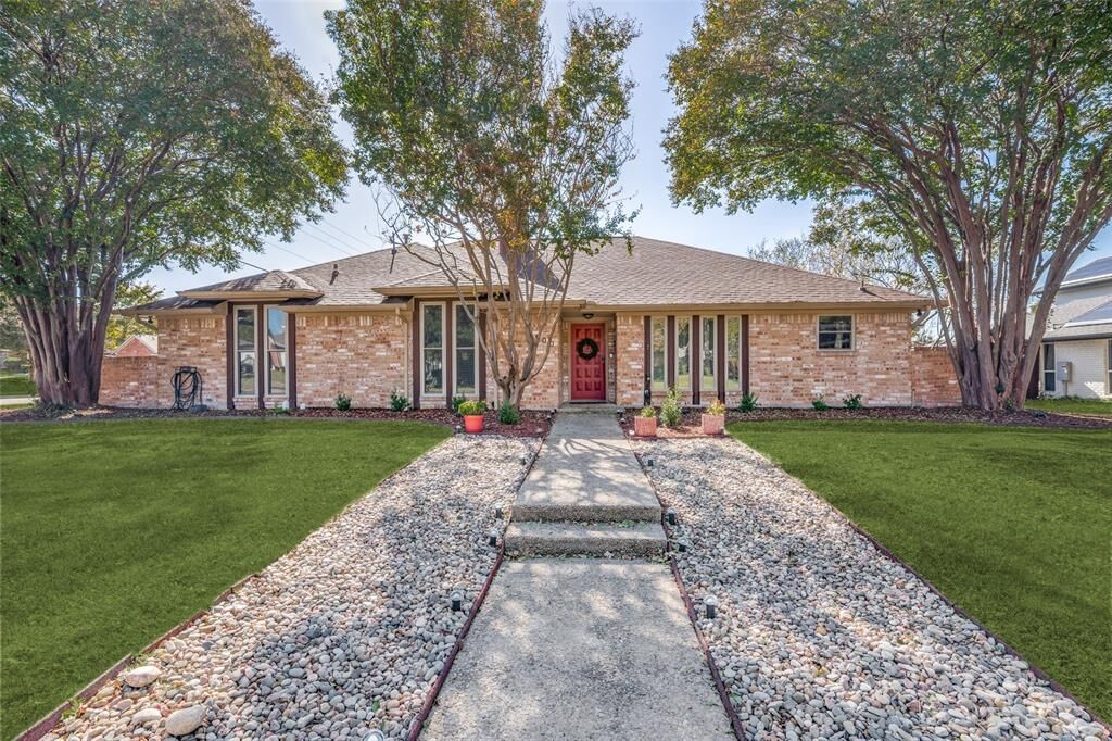 Property Photo:  900 Keenan Circle  TX 75075 