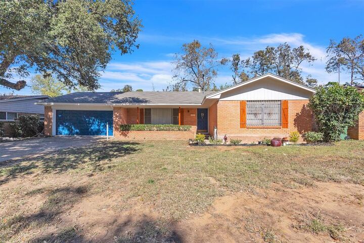 Property Photo: 709 Valley View Drive TX 76010