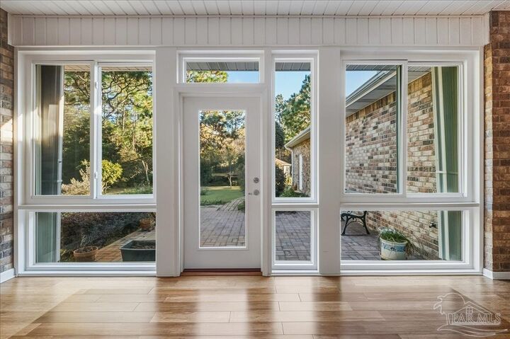 Property Photo: 2500 Crescent Pl FL 32566