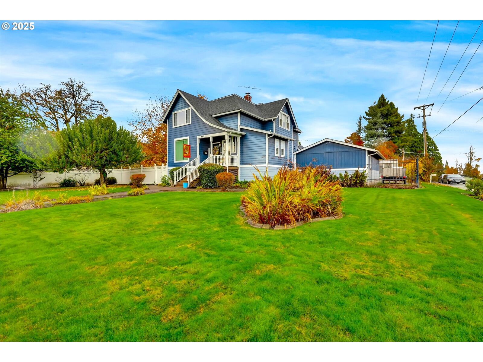 Property Photo: 952 Main St E OR 97361