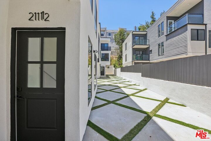 Property Photo:  2113 Holly Dr  CA 90068 