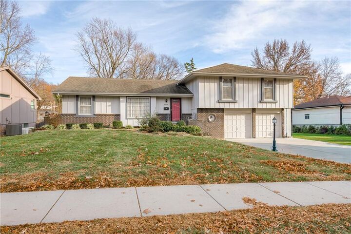 8809 Outlook Drive  Overland Park KS 66207 photo